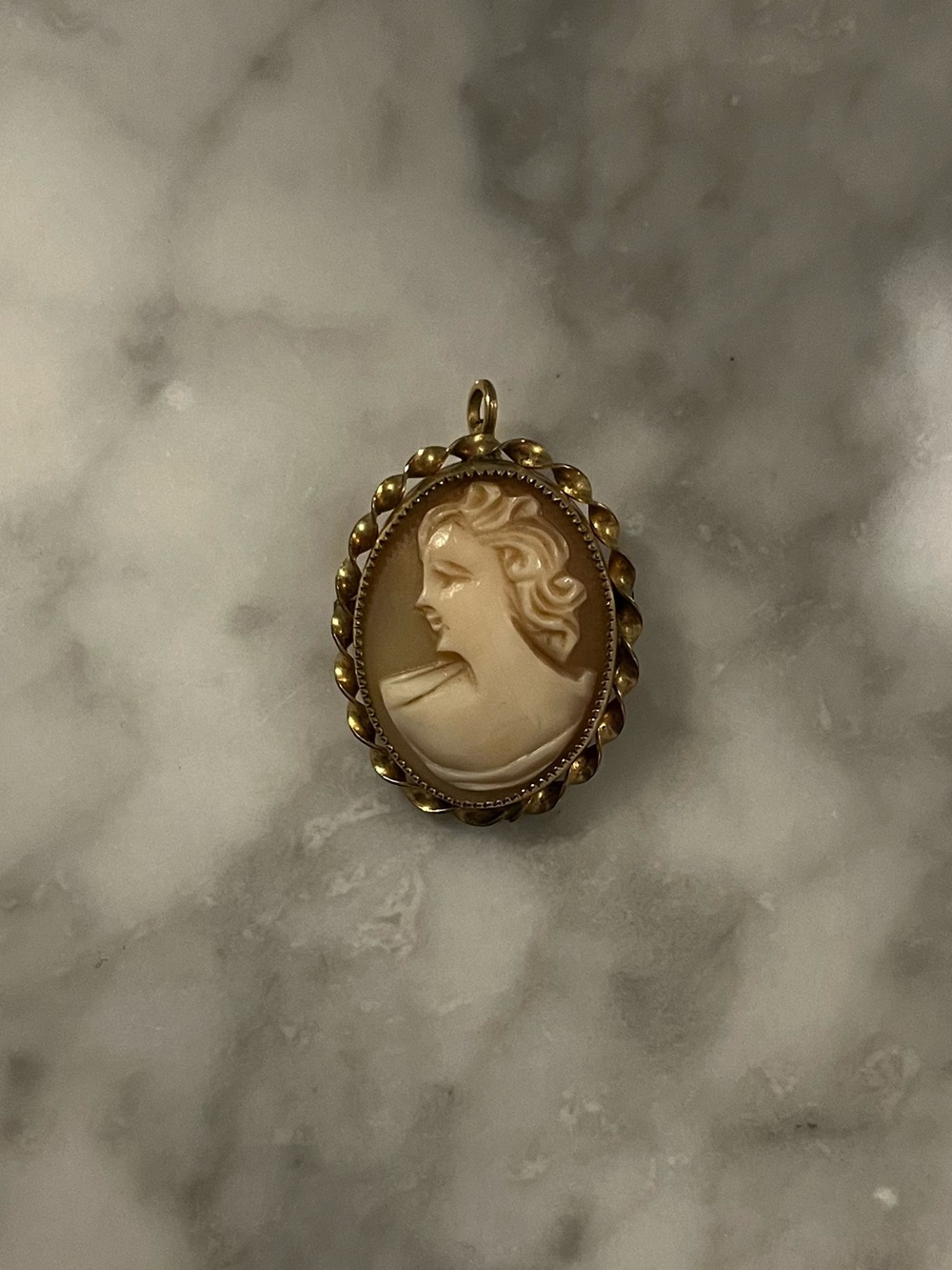 Gold-Tone Cream Cameo Pendant/Brooch